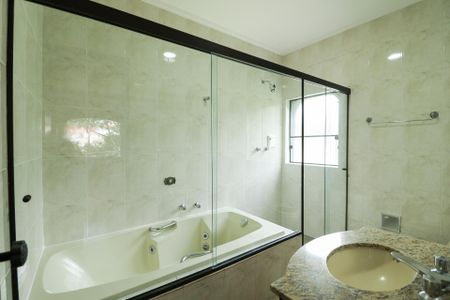 Casa à venda com 362m², 4 quartos e 5 vagasBanheiro da Suíte 2