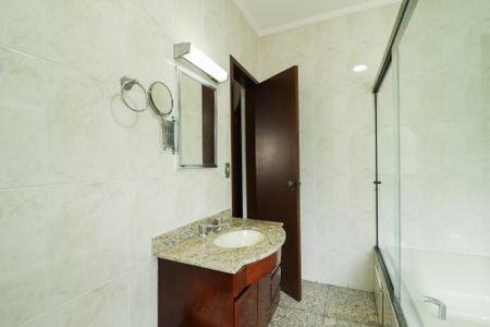 Casa à venda com 362m², 4 quartos e 5 vagasBanheiro da Suíte 2