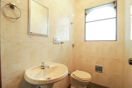 Casa à venda com 362m², 4 quartos e 5 vagasBanheiro da Garagem