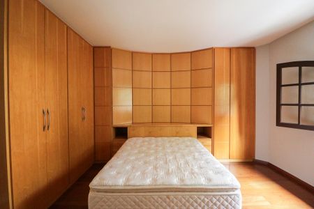 Casa à venda com 362m², 4 quartos e 5 vagasSuíte 2