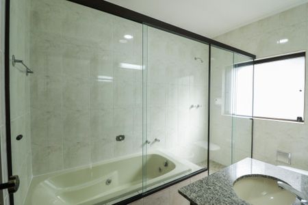 Casa à venda com 362m², 4 quartos e 5 vagasBanheiro da Suíte 1