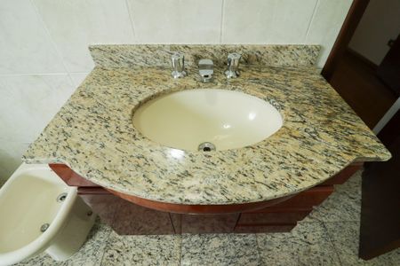 Casa à venda com 362m², 4 quartos e 5 vagasBanheiro da Suíte 2