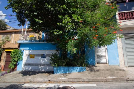 Casa à venda com 300m², 2 quartos e 2 vagas Casa à venda com 300m², 2 quartos e 2 vagasFachada