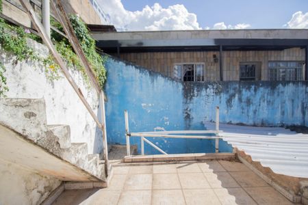 Casa à venda com 300m², 2 quartos e 2 vagas Casa à venda com 300m², 2 quartos e 2 vagasTerraço