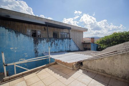 Casa à venda com 300m², 2 quartos e 2 vagas Casa à venda com 300m², 2 quartos e 2 vagasTerraço