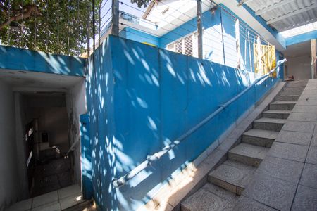 Casa à venda com 300m², 2 quartos e 2 vagas Casa à venda com 300m², 2 quartos e 2 vagasEscada