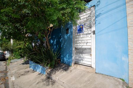 Casa à venda com 300m², 2 quartos e 2 vagas Casa à venda com 300m², 2 quartos e 2 vagasFachada