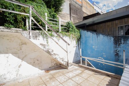 Casa à venda com 300m², 2 quartos e 2 vagas Casa à venda com 300m², 2 quartos e 2 vagasTerraço