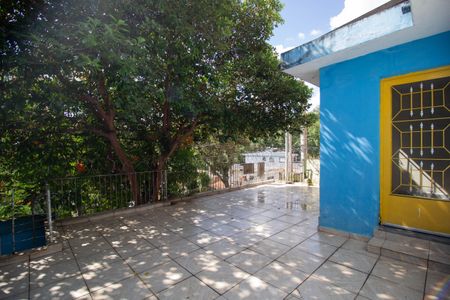 Casa à venda com 300m², 2 quartos e 2 vagas Casa à venda com 300m², 2 quartos e 2 vagasVaranda