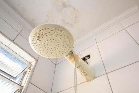 Casa à venda com 300m², 2 quartos e 2 vagas Casa à venda com 300m², 2 quartos e 2 vagasBanheiro