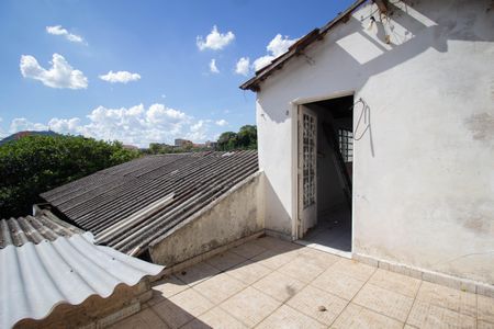Casa à venda com 300m², 2 quartos e 2 vagas Casa à venda com 300m², 2 quartos e 2 vagasTerraço