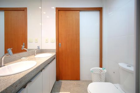 Apartamento à venda com 375m², 5 quartos e 4 vagasBanheiro da Suíte 1