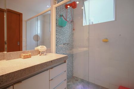 Apartamento à venda com 375m², 5 quartos e 4 vagasBanheiro da Suíte 2