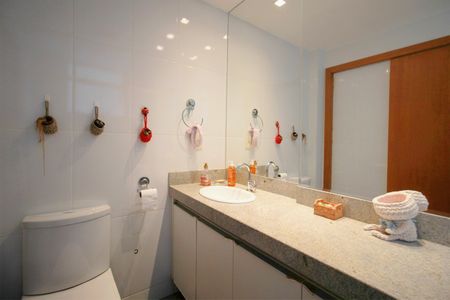 Apartamento à venda com 375m², 5 quartos e 4 vagasBanheiro da Suíte 2