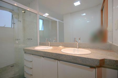 Apartamento à venda com 375m², 5 quartos e 4 vagasBanheiro da Suíte 1