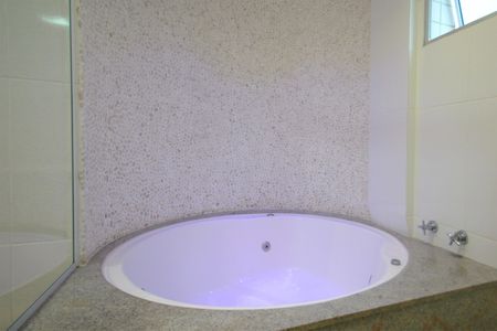 Apartamento à venda com 375m², 5 quartos e 4 vagasBanheiro da Suíte 1