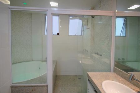 Apartamento à venda com 375m², 5 quartos e 4 vagasBanheiro da Suíte 1