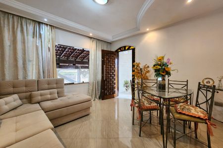 Casa à venda com 180m², 2 quartos e 2 vagas Casa à venda com 180m², 2 quartos e 2 vagasSala