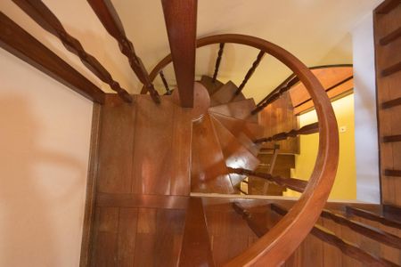 Casa à venda com 185m², 4 quartos e 4 vagas Casa à venda com 185m², 4 quartos e 4 vagasEscada