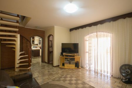 Casa à venda com 185m², 4 quartos e 4 vagas Casa à venda com 185m², 4 quartos e 4 vagasSala