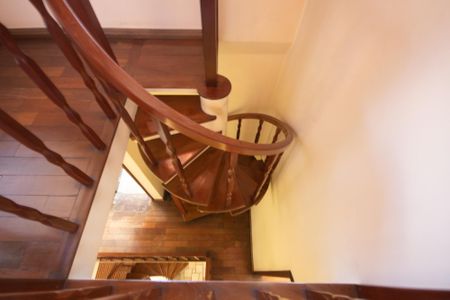 Casa à venda com 185m², 4 quartos e 4 vagas Casa à venda com 185m², 4 quartos e 4 vagasEscada