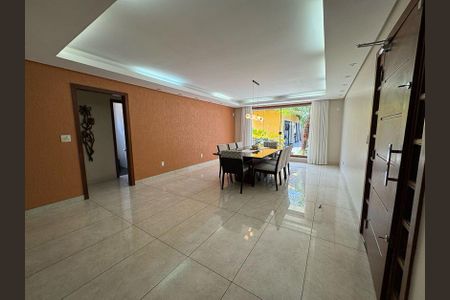 Casa à venda com 1000m², 4 quartos e 8 vagasSala
