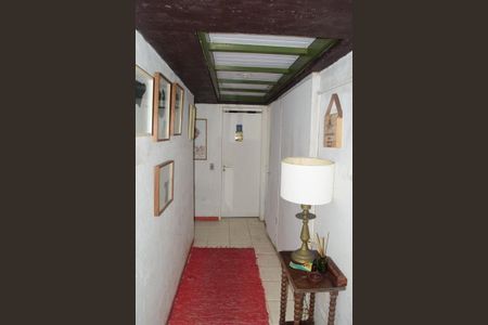 Casa à venda com 700m², 4 quartos e 2 vagas Casa à venda com 700m², 4 quartos e 2 vagasCorredor