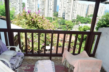 Casa à venda com 700m², 4 quartos e 2 vagas Casa à venda com 700m², 4 quartos e 2 vagasQuarto 2 Varanda