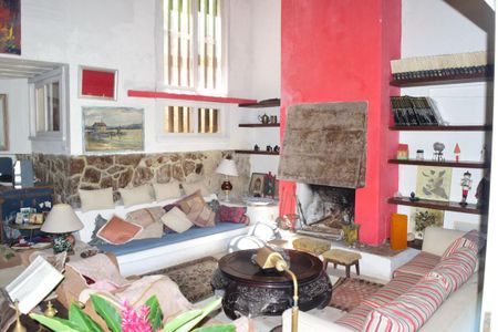 Casa à venda com 700m², 4 quartos e 2 vagas Casa à venda com 700m², 4 quartos e 2 vagasSala