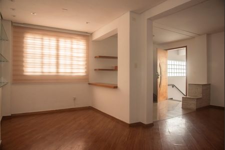 Casa à venda com 191m², 3 quartos e 3 vagasSala