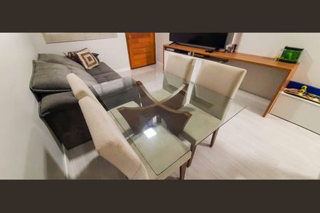 Casa à venda com 66m², 2 quartos e 2 vagasSala