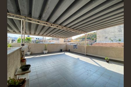 Casa à venda com 210m², 3 quartos e 2 vagas Casa à venda com 210m², 3 quartos e 2 vagasTerraço