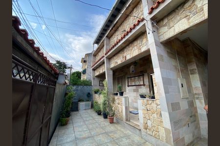 Casa à venda com 210m², 3 quartos e 2 vagas Casa à venda com 210m², 3 quartos e 2 vagasFachada