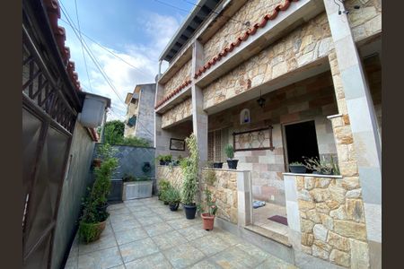 Casa à venda com 210m², 3 quartos e 2 vagas Casa à venda com 210m², 3 quartos e 2 vagasFachada