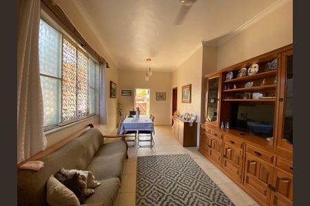 Casa à venda com 210m², 3 quartos e 2 vagas Casa à venda com 210m², 3 quartos e 2 vagasSala