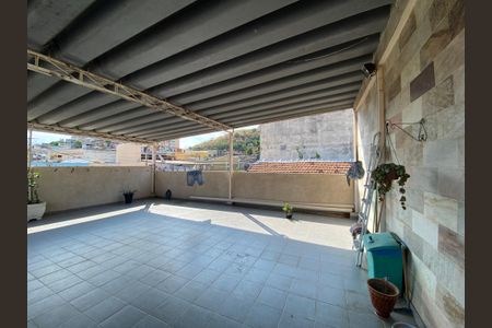 Casa à venda com 210m², 3 quartos e 2 vagas Casa à venda com 210m², 3 quartos e 2 vagasTerraço