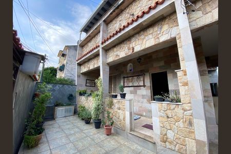 Casa à venda com 210m², 3 quartos e 2 vagas Casa à venda com 210m², 3 quartos e 2 vagasFachada