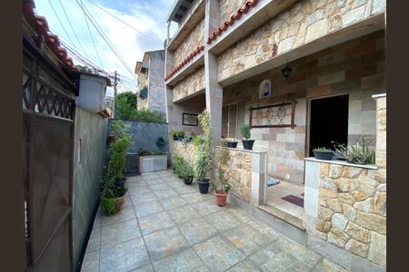 Casa à venda com 210m², 3 quartos e 2 vagas Casa à venda com 210m², 3 quartos e 2 vagasVaranda