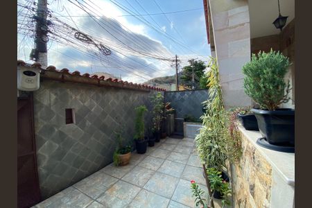 Casa à venda com 210m², 3 quartos e 2 vagas Casa à venda com 210m², 3 quartos e 2 vagasVaranda