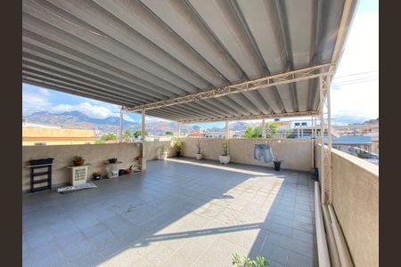 Casa à venda com 210m², 3 quartos e 2 vagas Casa à venda com 210m², 3 quartos e 2 vagasTerraço