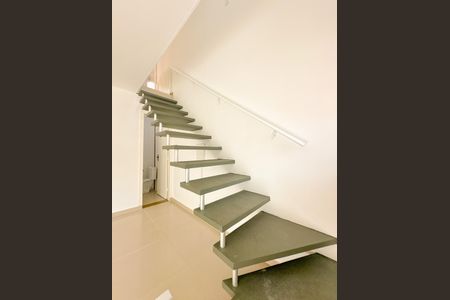 Casa para alugar com 86m², 2 quartos e 1 vagaEscada