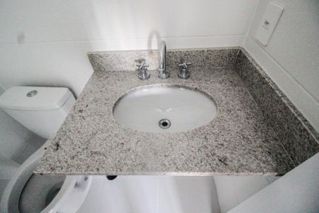 Apartamento à venda com 55m², 2 quartos e 1 vaga Apartamento à venda com 55m², 2 quartos e 1 vagaBanheiro