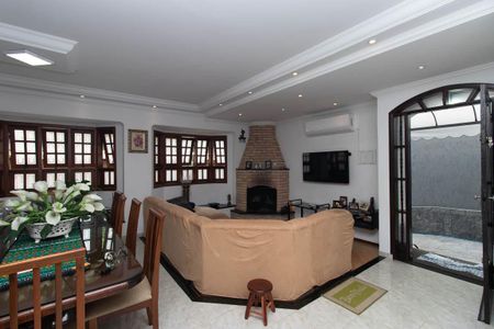 Casa à venda com 255m², 4 quartos e 5 vagasSala