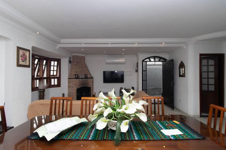 Casa à venda com 255m², 4 quartos e 5 vagasSala