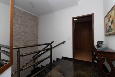 Casa à venda com 255m², 4 quartos e 5 vagasEscada