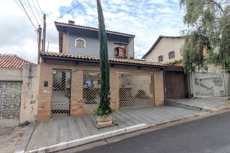 Casa à venda com 255m², 4 quartos e 5 vagasFachada
