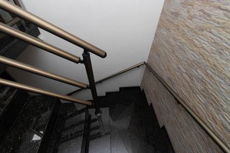 Casa à venda com 255m², 4 quartos e 5 vagasEscada