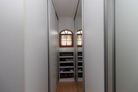 Casa à venda com 255m², 4 quartos e 5 vagasCloset