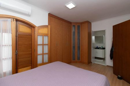 Casa à venda com 255m², 4 quartos e 5 vagasQuarto Suíte 2