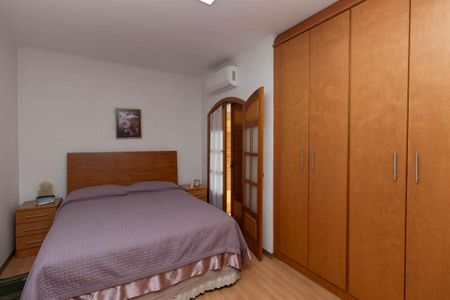 Casa à venda com 255m², 4 quartos e 5 vagasQuarto Suíte 2